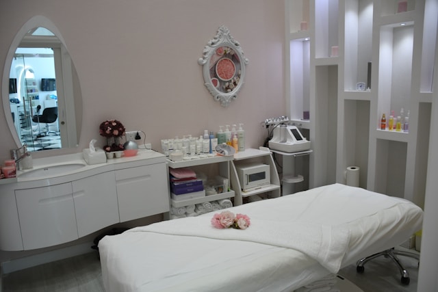 Massagem relaxante ou tântrica – ambiente de spa com iluminação suave para momento de escolha e bem-estar