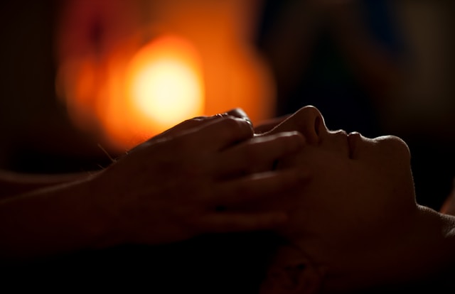 Benefícios da massagem para a saúde mental – pessoa em estado de relaxamento profundo durante sessão