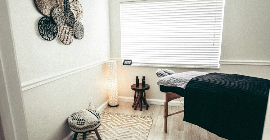 Massagem Plus Brasil Massagem Nuru – ambiente de spa japonês com iluminação suave e elementos minimalistas